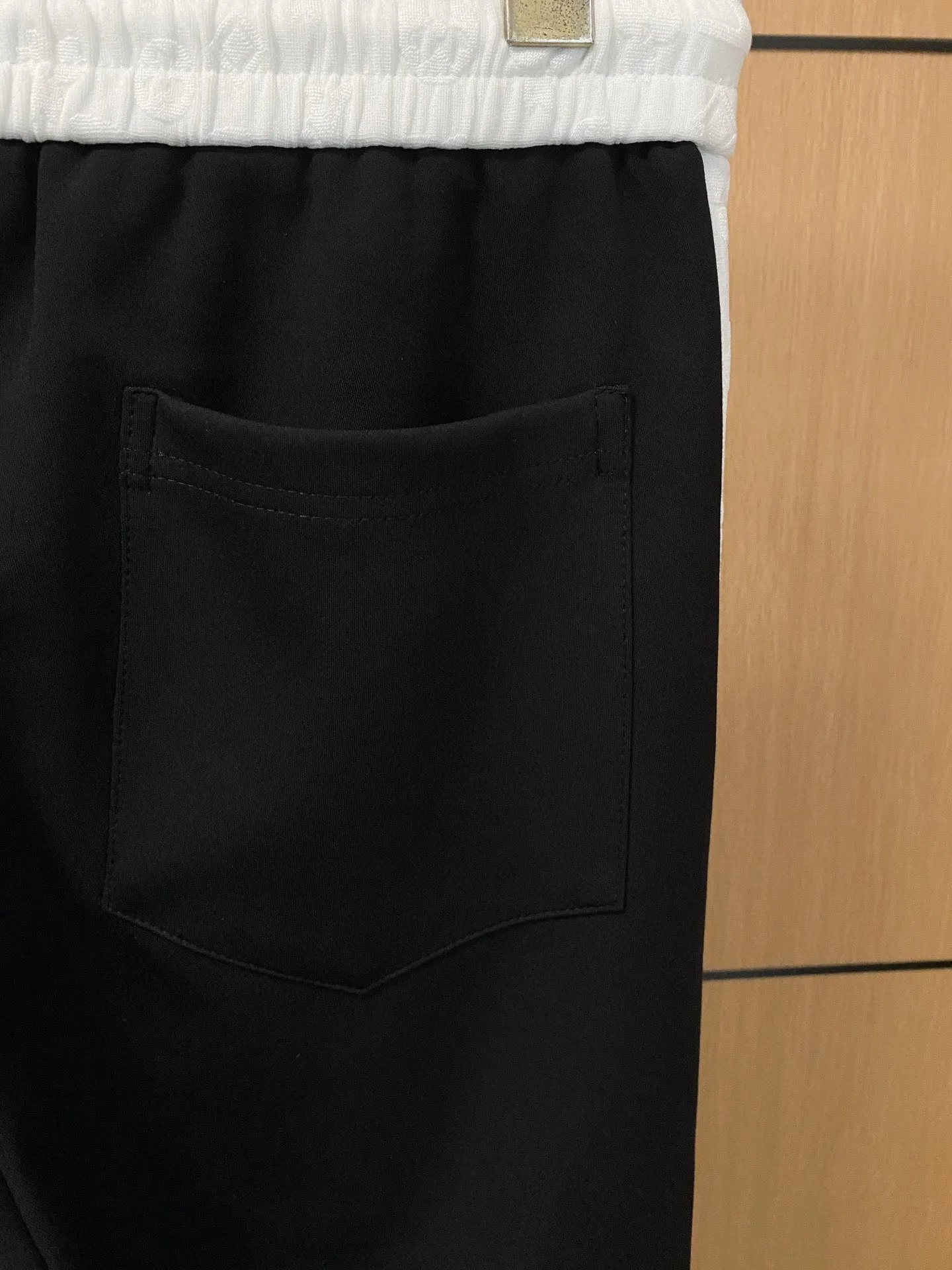 🅿️720 [LV Louis Vuitton] hot-selling suit is coming. Focus on the original version of the official website. 2025 new hot-selling cardigan and sweatshirt suit. The original order is the best. 🇭🇰The meticulous work of top designers. It has a fitting and perfect upper body effect. All-natural high-quality Tencel Roman cotton 100%, close-fitting comfort, noble and elegant! Original hardware embodies elegance and nobility! Counter size: M-3XL (maximum wear up to 190 pounds)